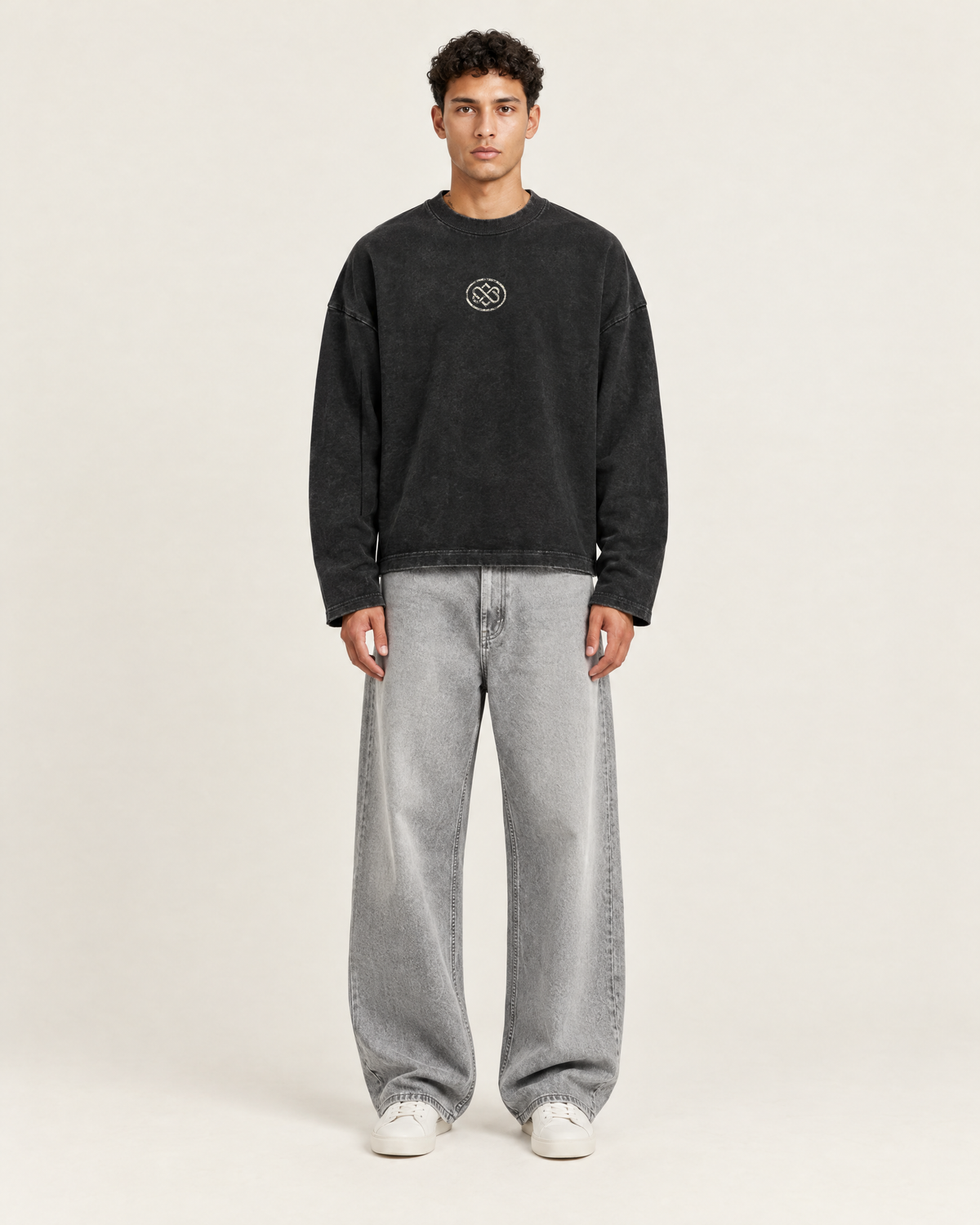 Relic Longsleeve Vintage Zwart op model, voorkant