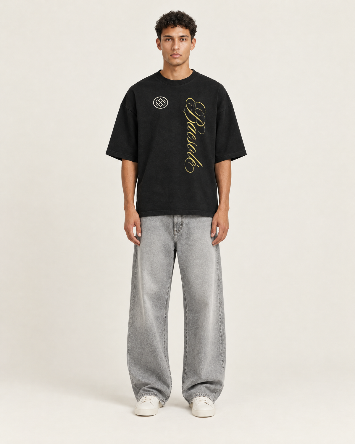 Cursive T-shirt Zwart op model, voorkant