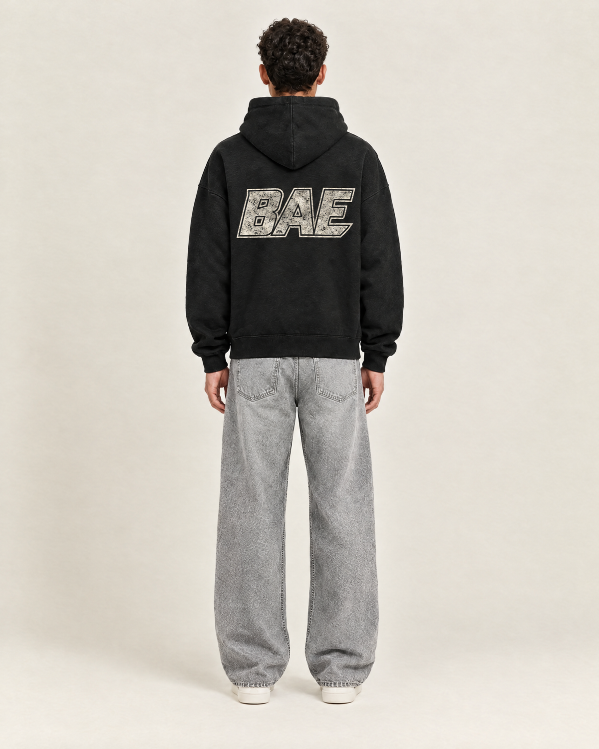 Relic Hoodie Zwart op model, achterkant