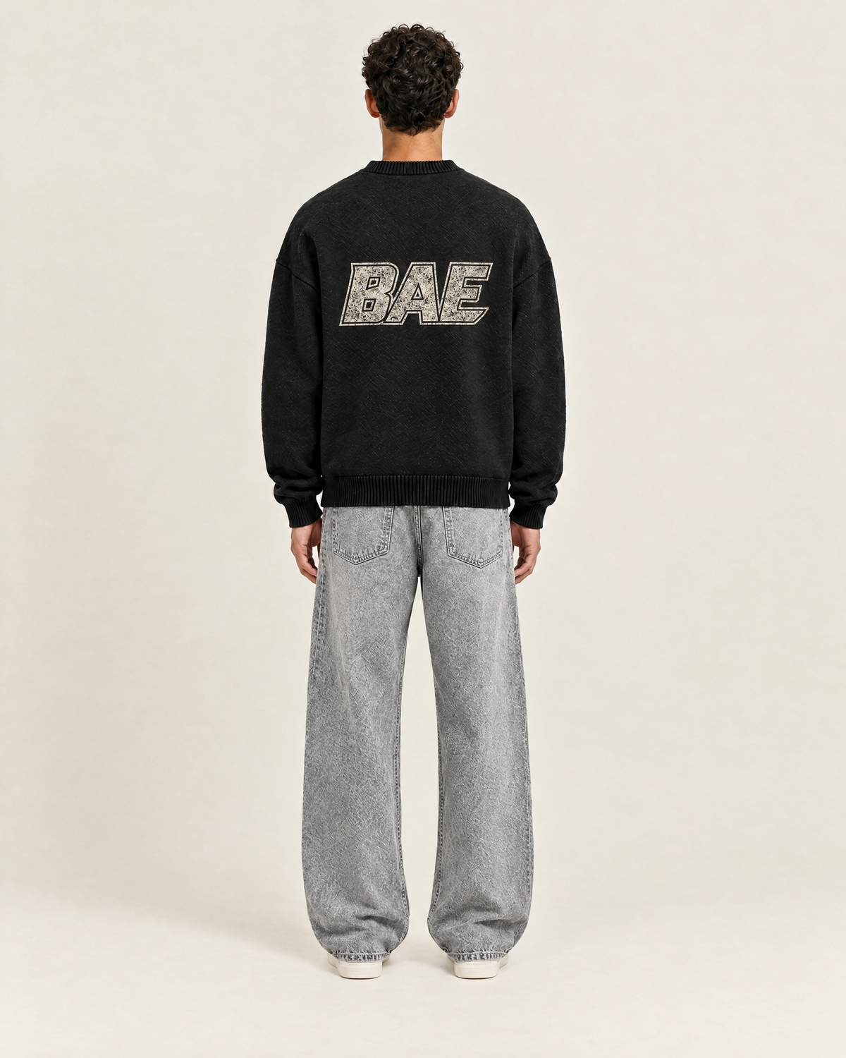 Relic Sweater Zwart op model, achterkant