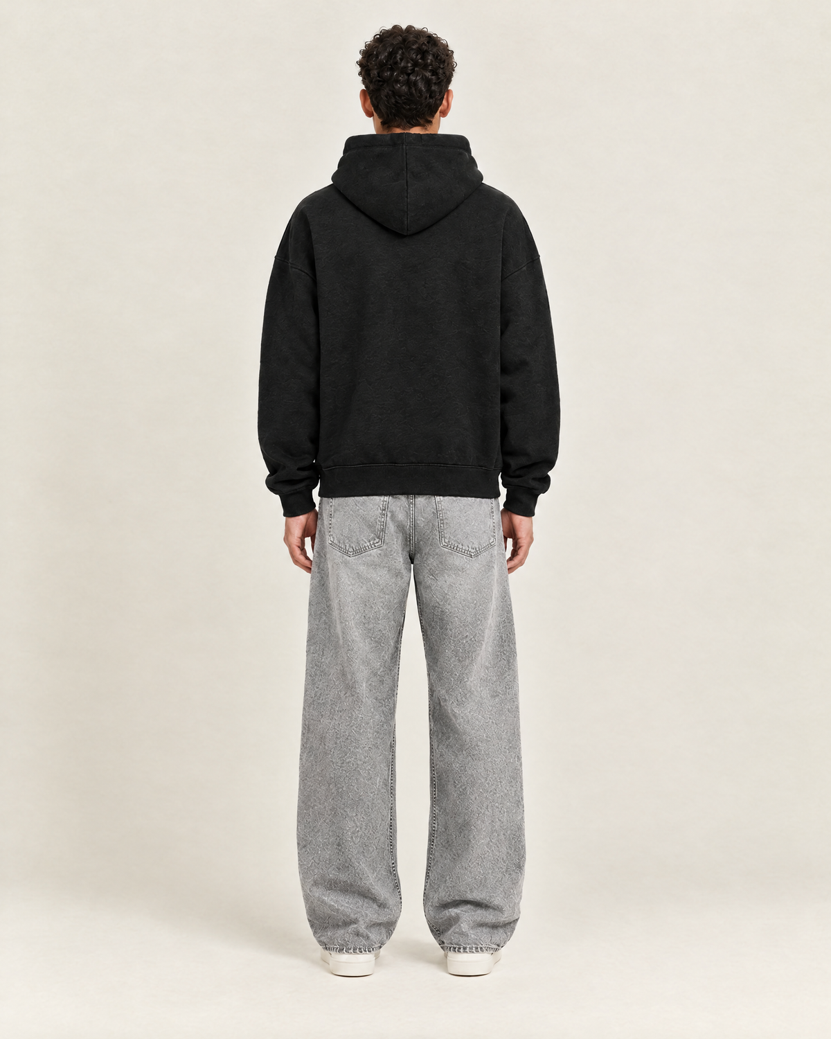 Drift Hoodie Zwart op model, achterkant