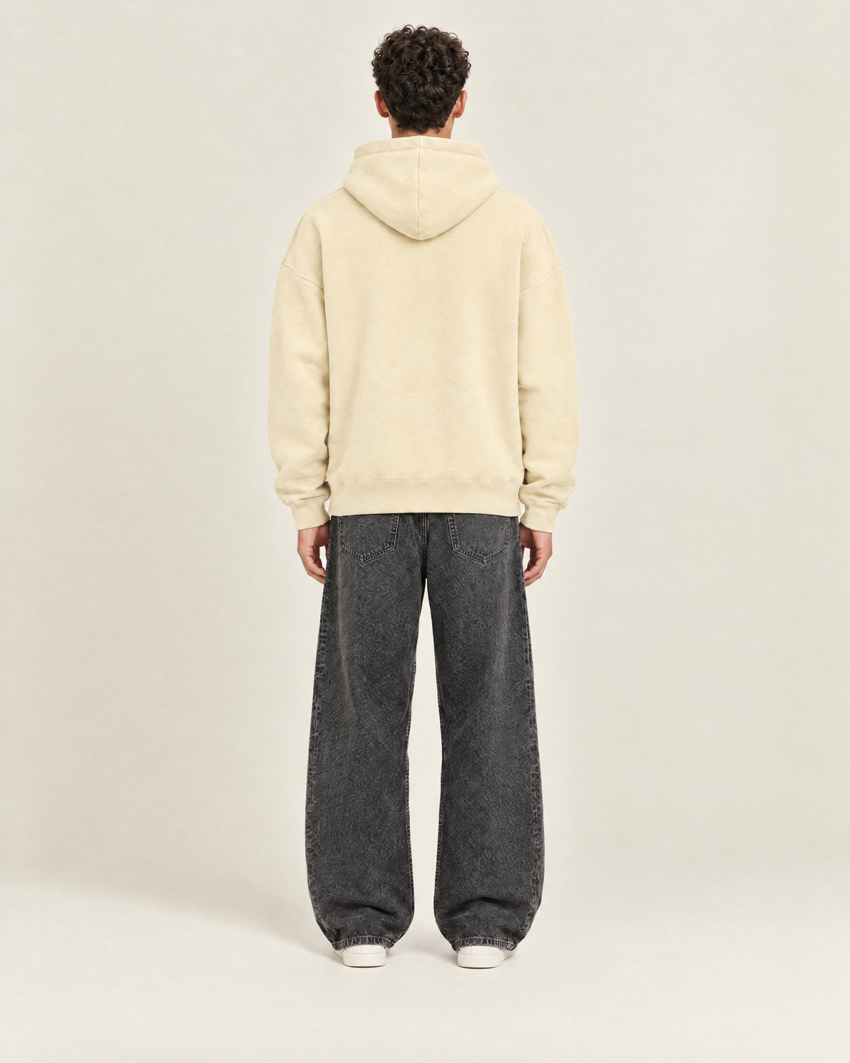 Speedline Hoodie Beige op model, achterkant