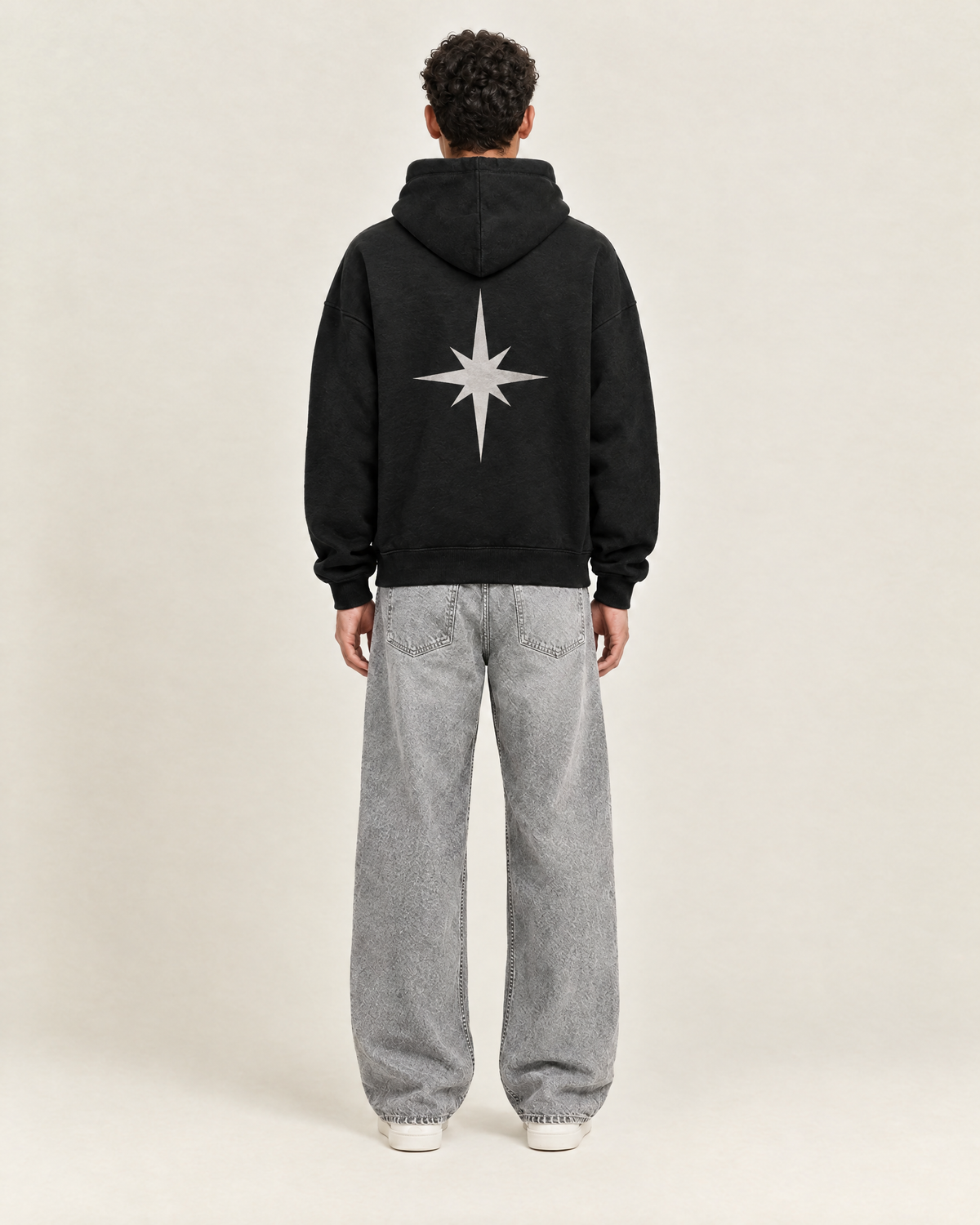 Speedline Hoodie Zwart op model, achterkant