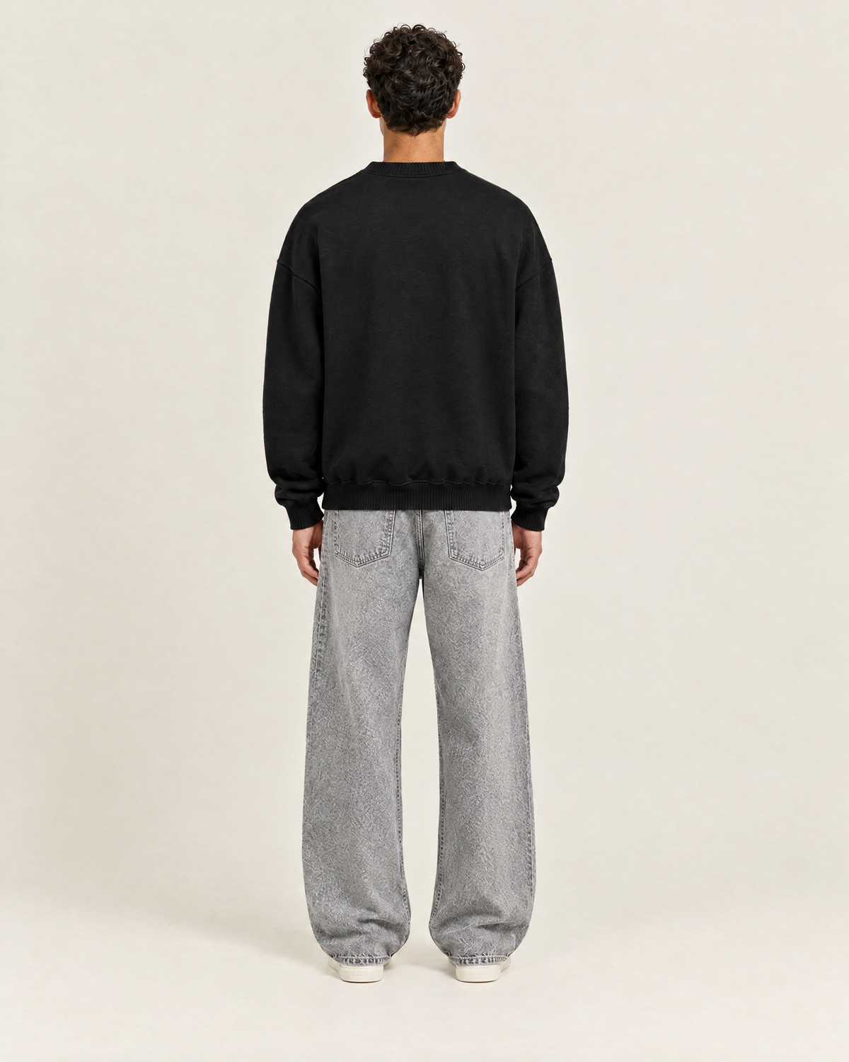 Hushed Sweater Zwart op model, achterkant
