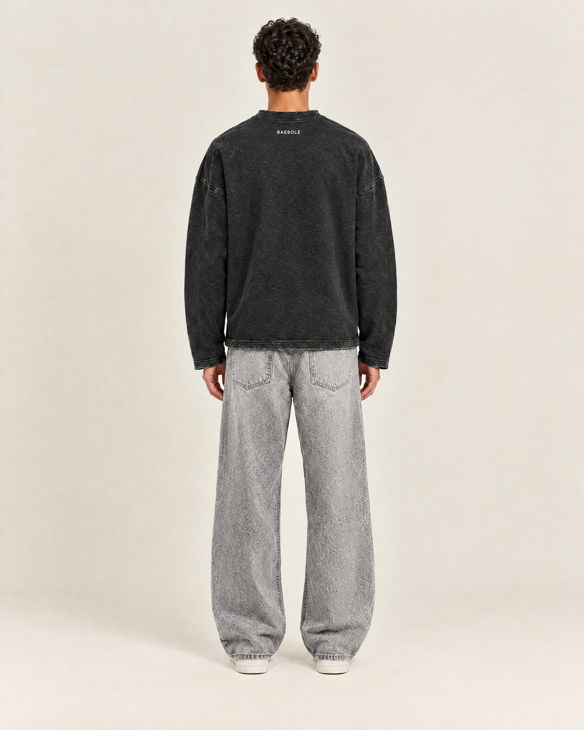 Facet Longsleeve Vintage Zwart op model, achterkant