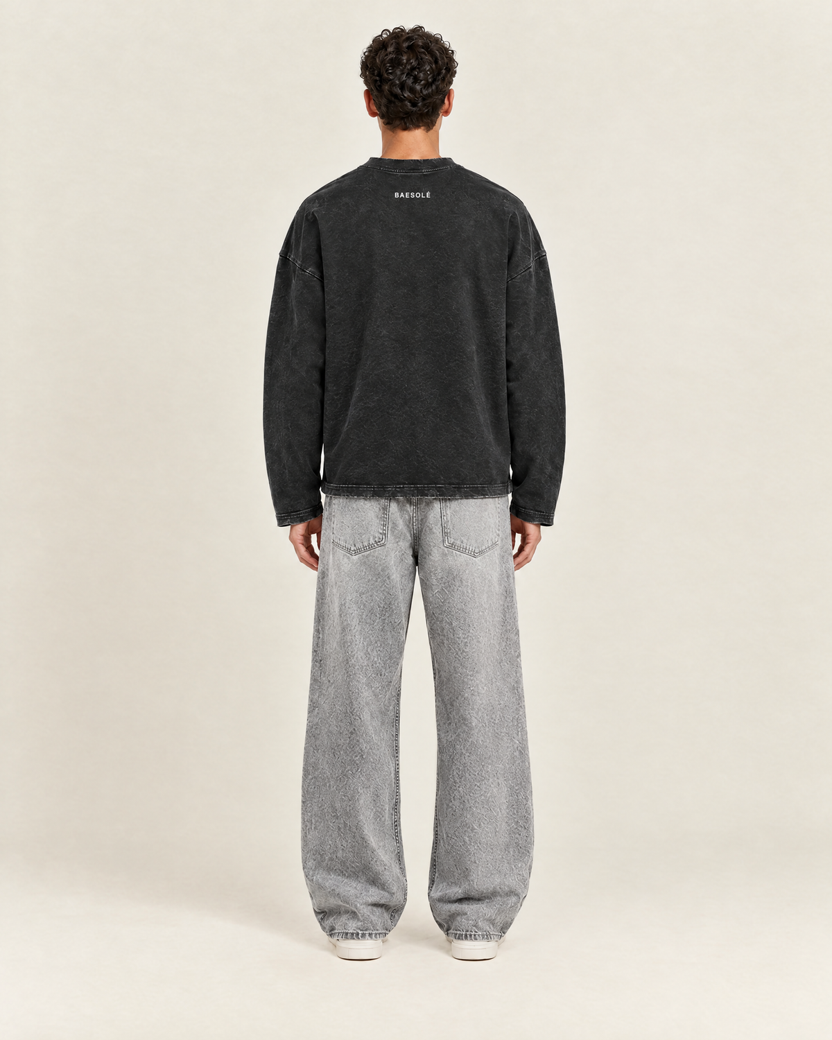 Hushed Longsleeve Vintage Zwart op model, achterkant