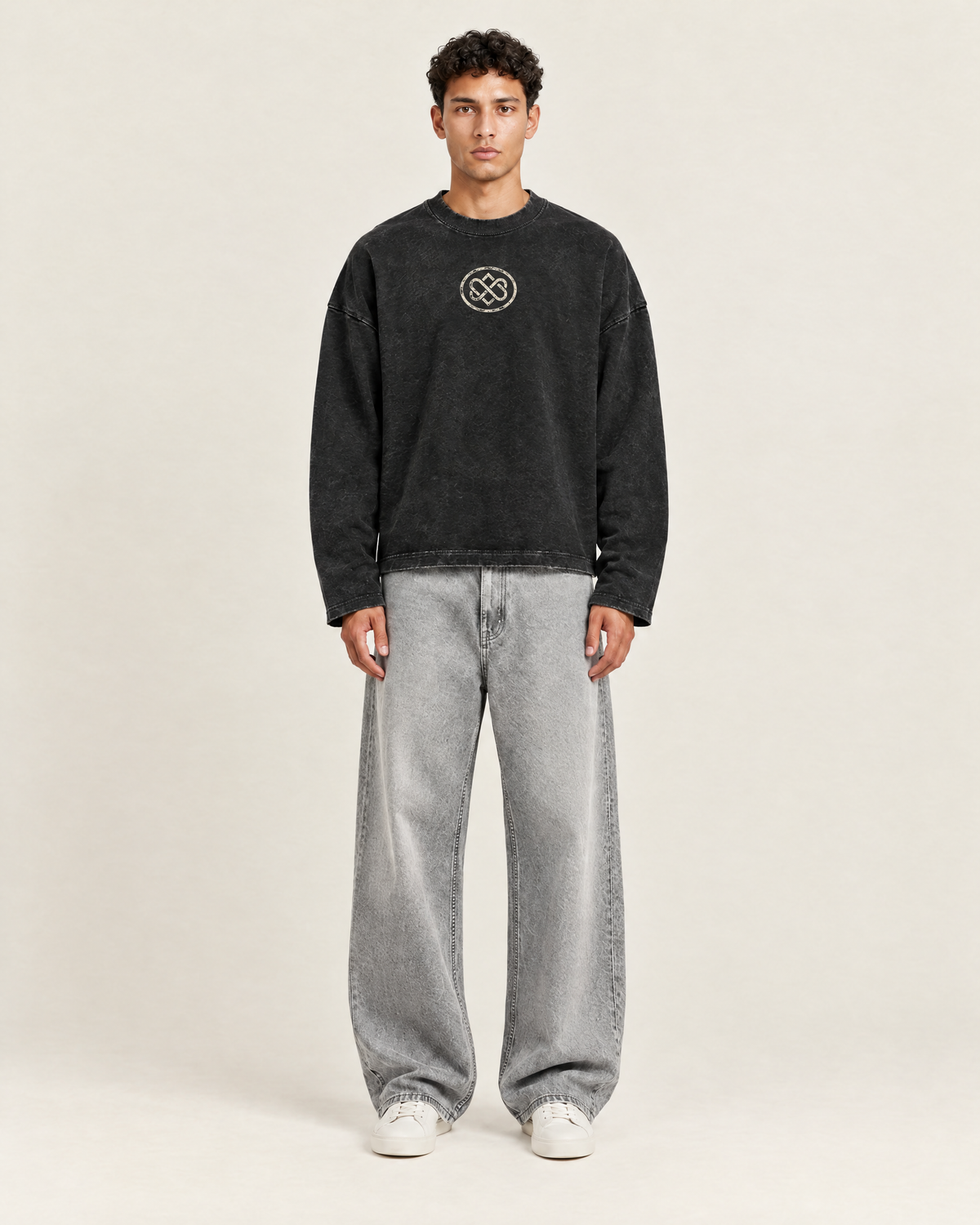 Hushed Longsleeve Vintage Zwart op model, voorkant