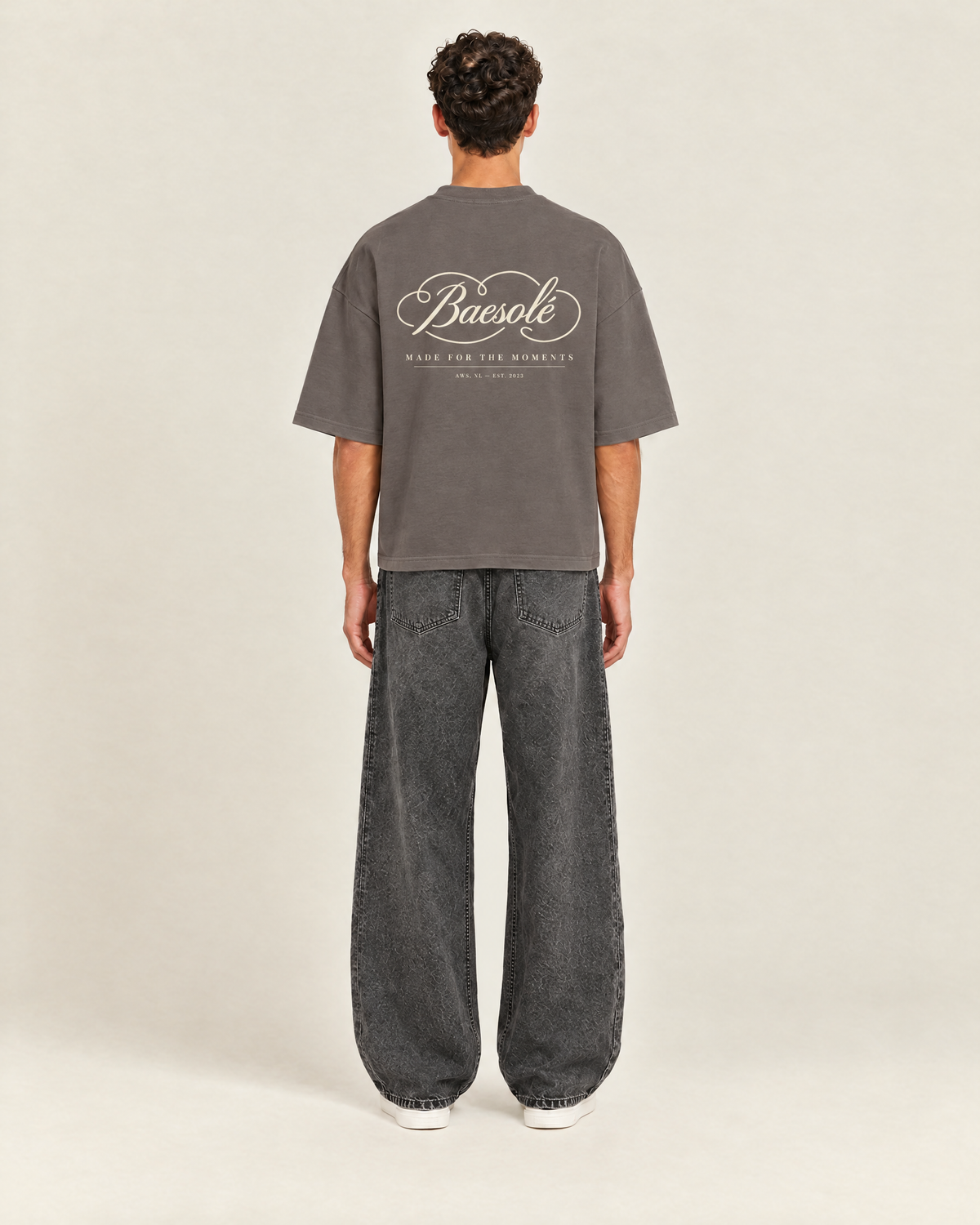 Native T-shirt Stone Grey op model, achterkant