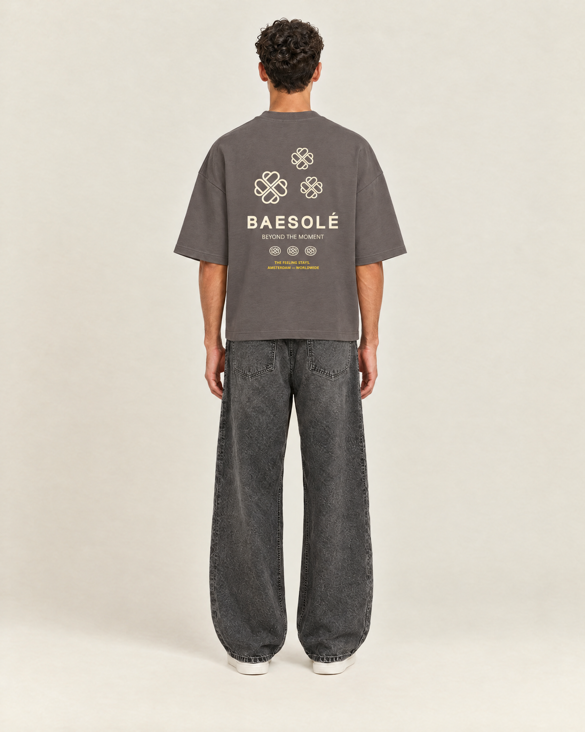 Fourfold T-shirt Stone Grey op model, achterkant
