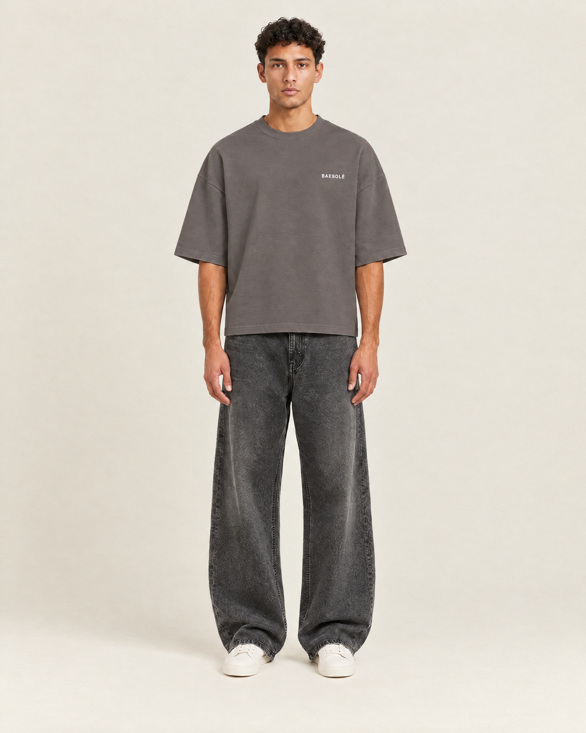Fourfold T-shirt Stone Grey op model, voorkant