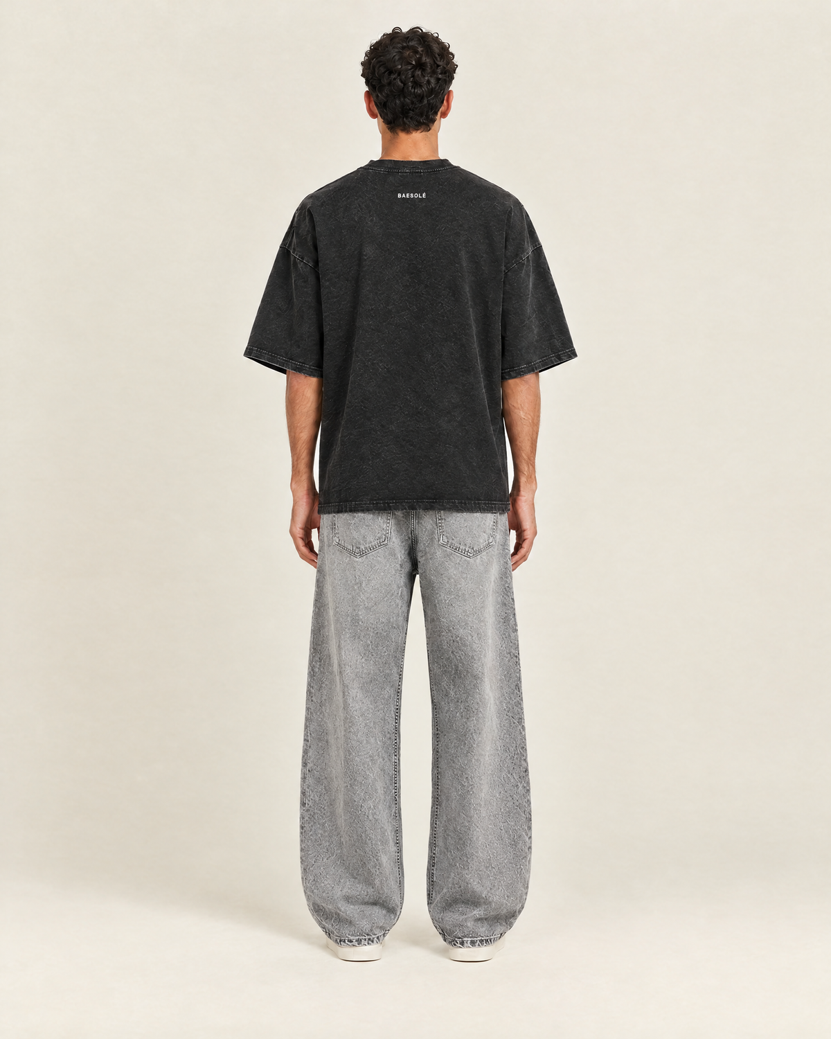 Facet T-shirt Vintage Zwart op model, achterkant