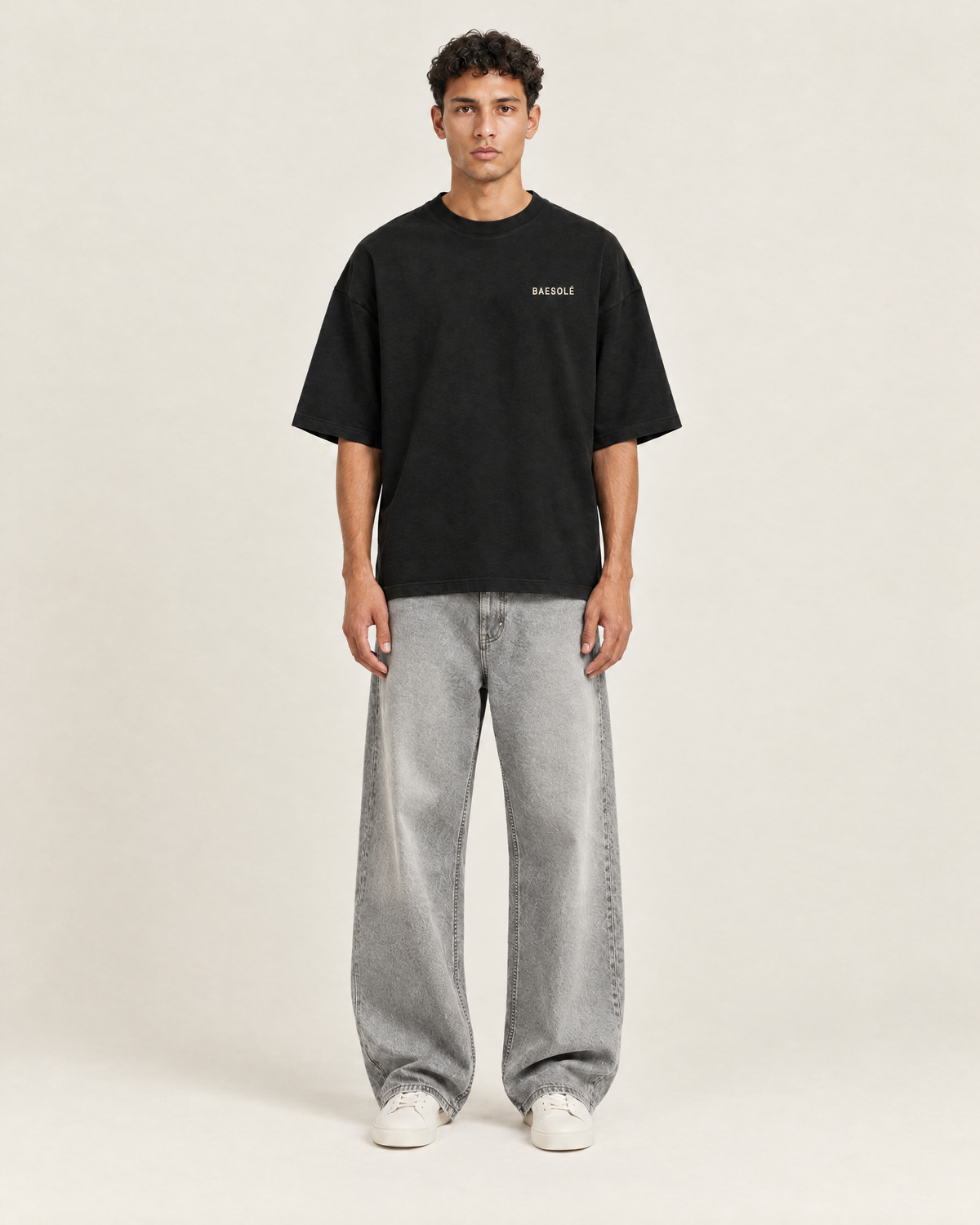 Overflow T-shirt Zwart op model, voorkant