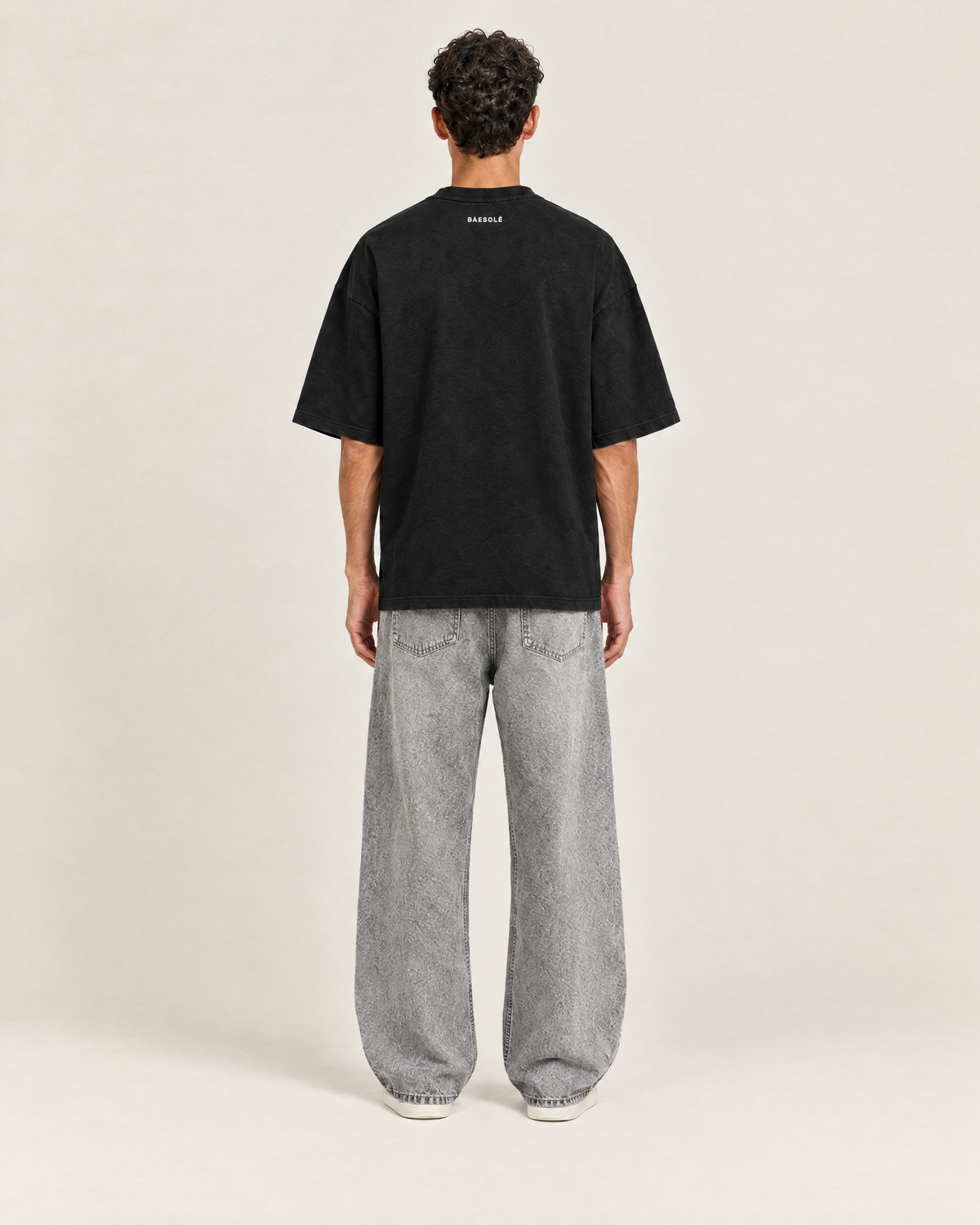 Hushed T-shirt Zwart op model, achterkant