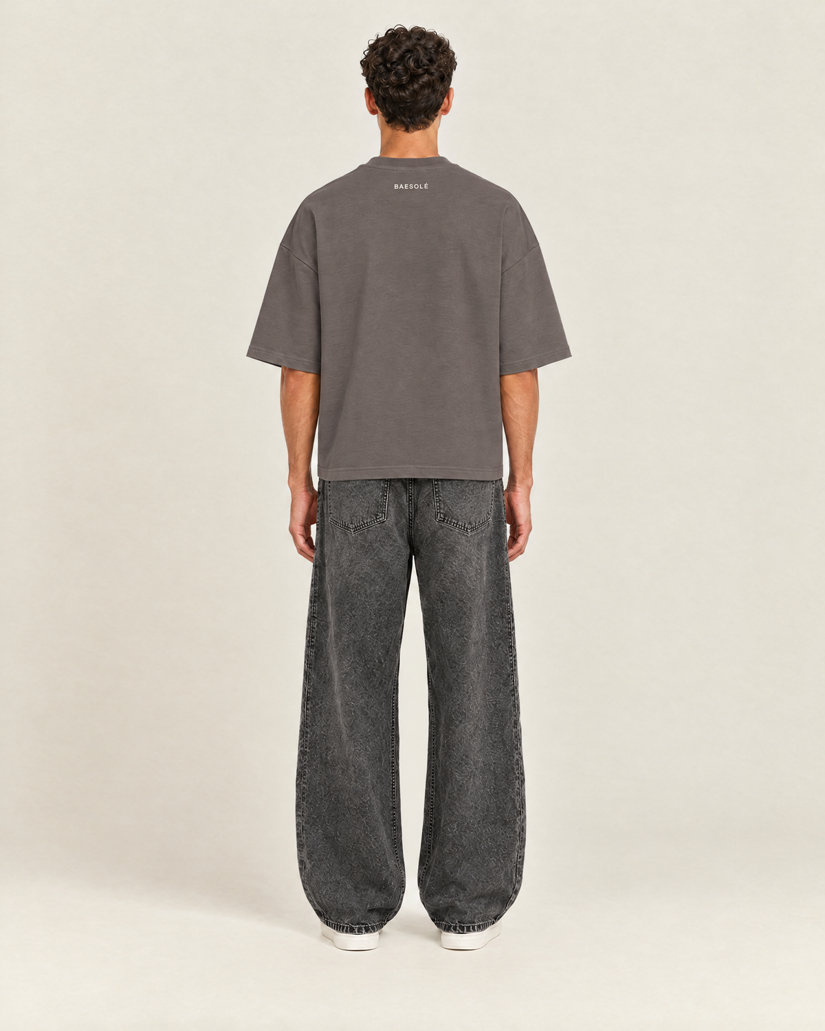 Hushed T-shirt Stone Grey op model, achterkant