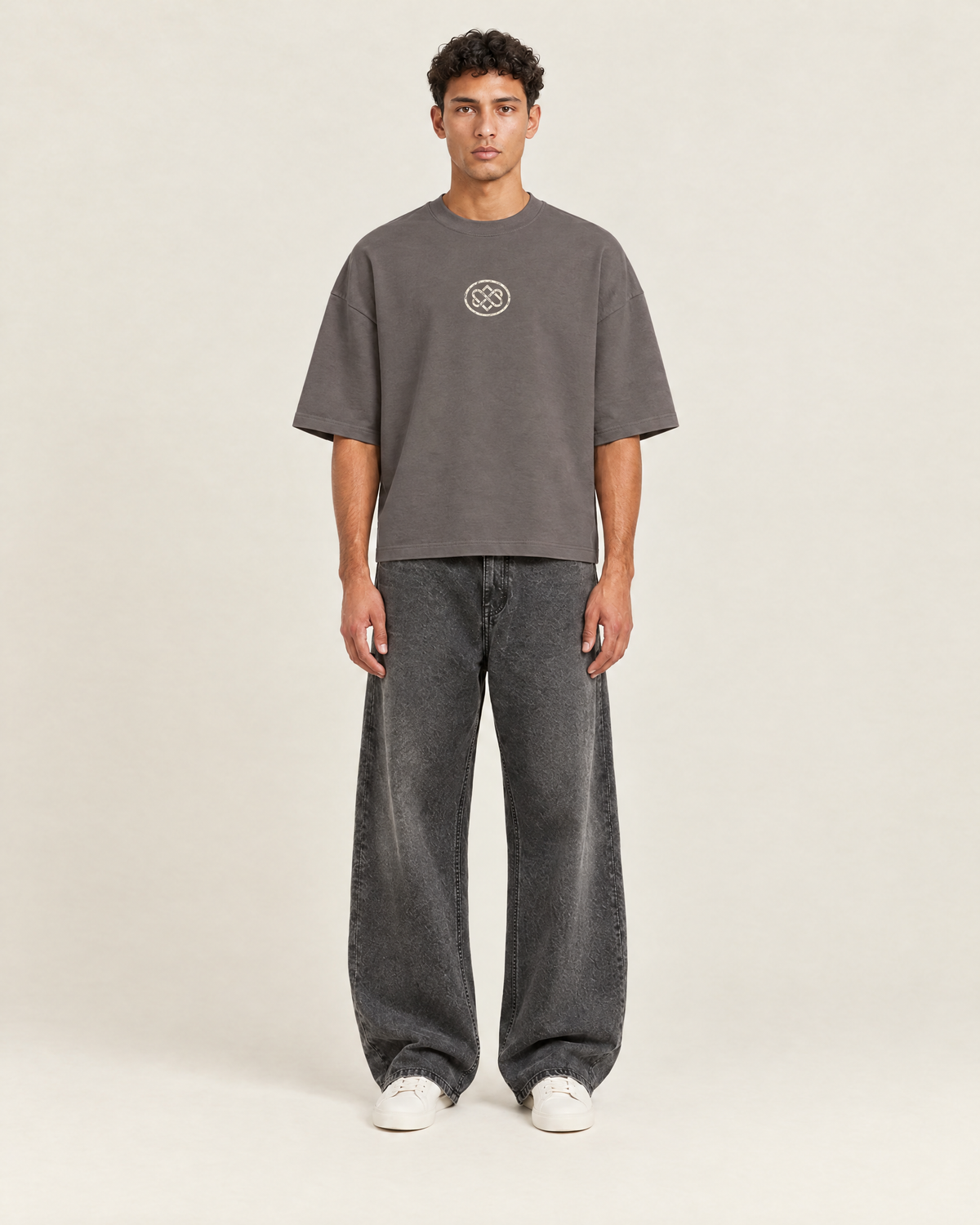 Hushed T-shirt Stone Grey op model, voorkant