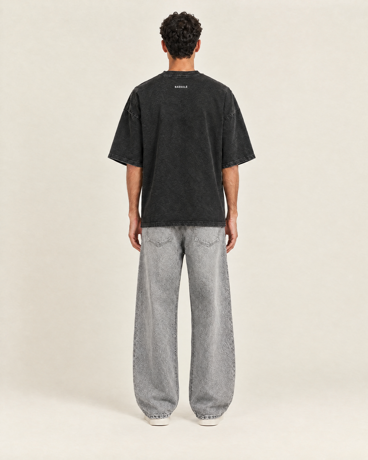Hushed T-shirt Vintage Zwart op model, achterkant