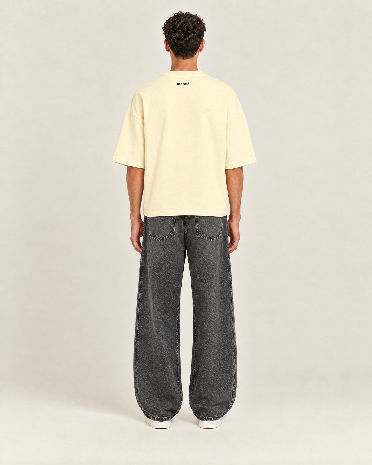 Hushed T-shirt Vanilla Cream op model, achterkant