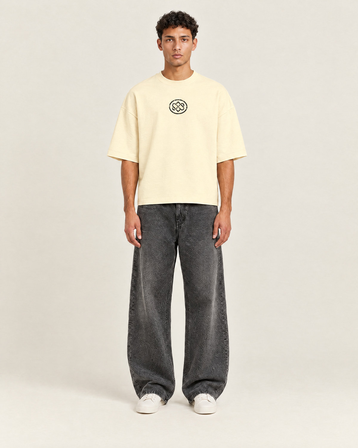 Hushed T-shirt Vanilla Cream op model, voorkant