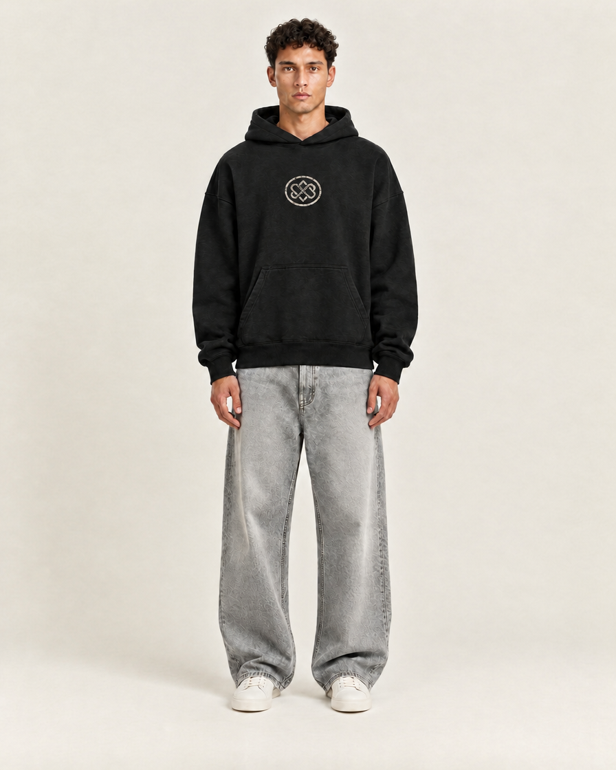 Relic Hoodie Zwart op model, voorkant