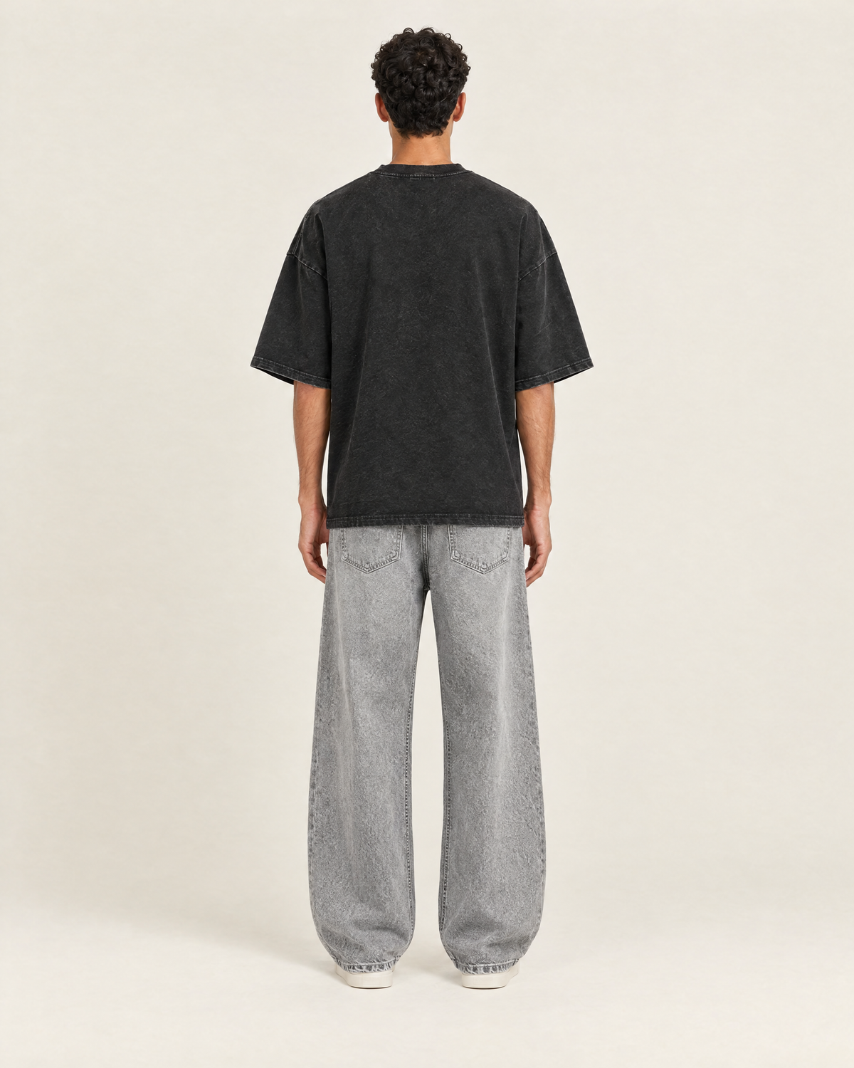 Cursive T-shirt Vintage Zwart op model, achterkant
