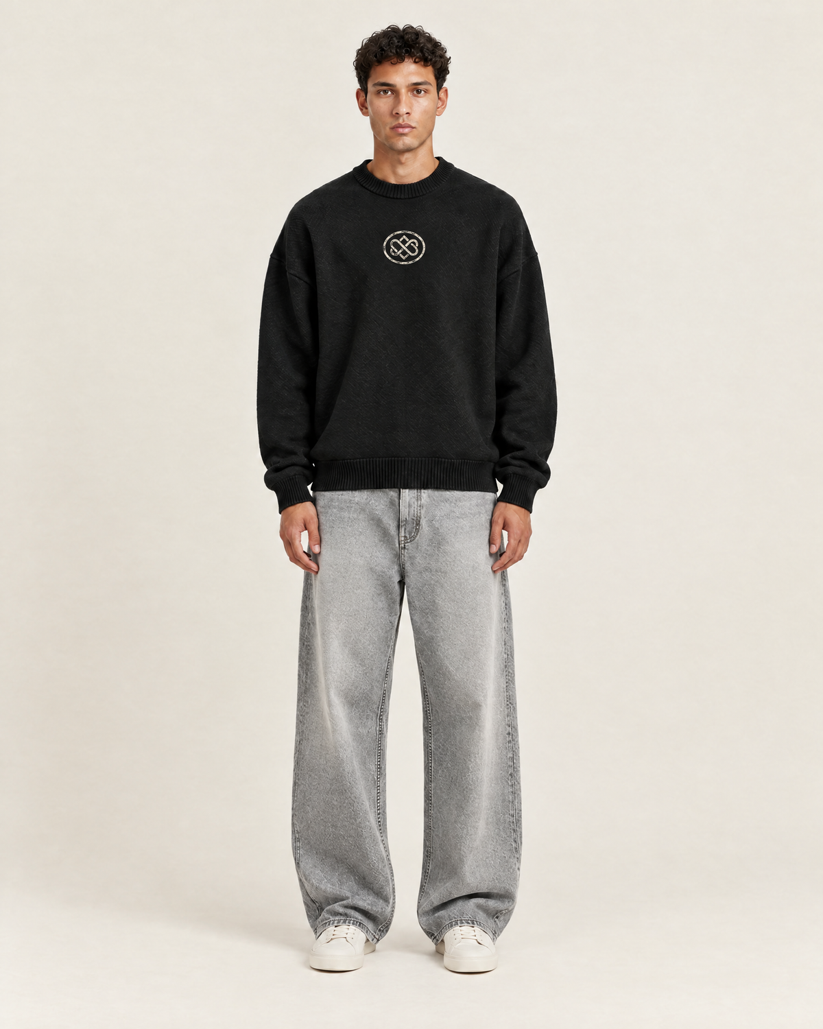 Relic Sweater Zwart op model, voorkant
