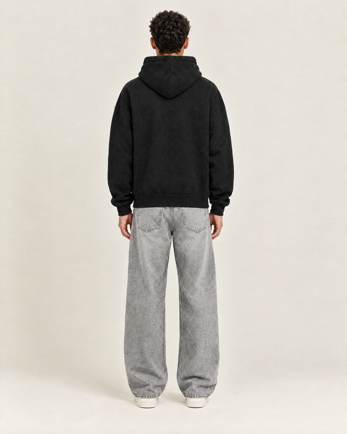 Drift Hoodie Zwart op model, achterkant