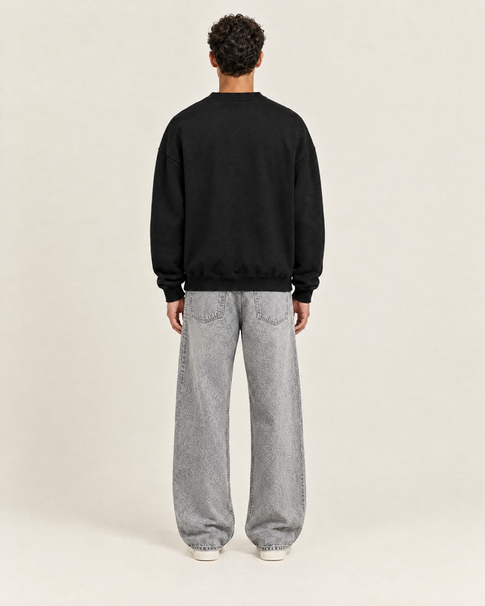 Hushed Sweater Zwart op model, achterkant