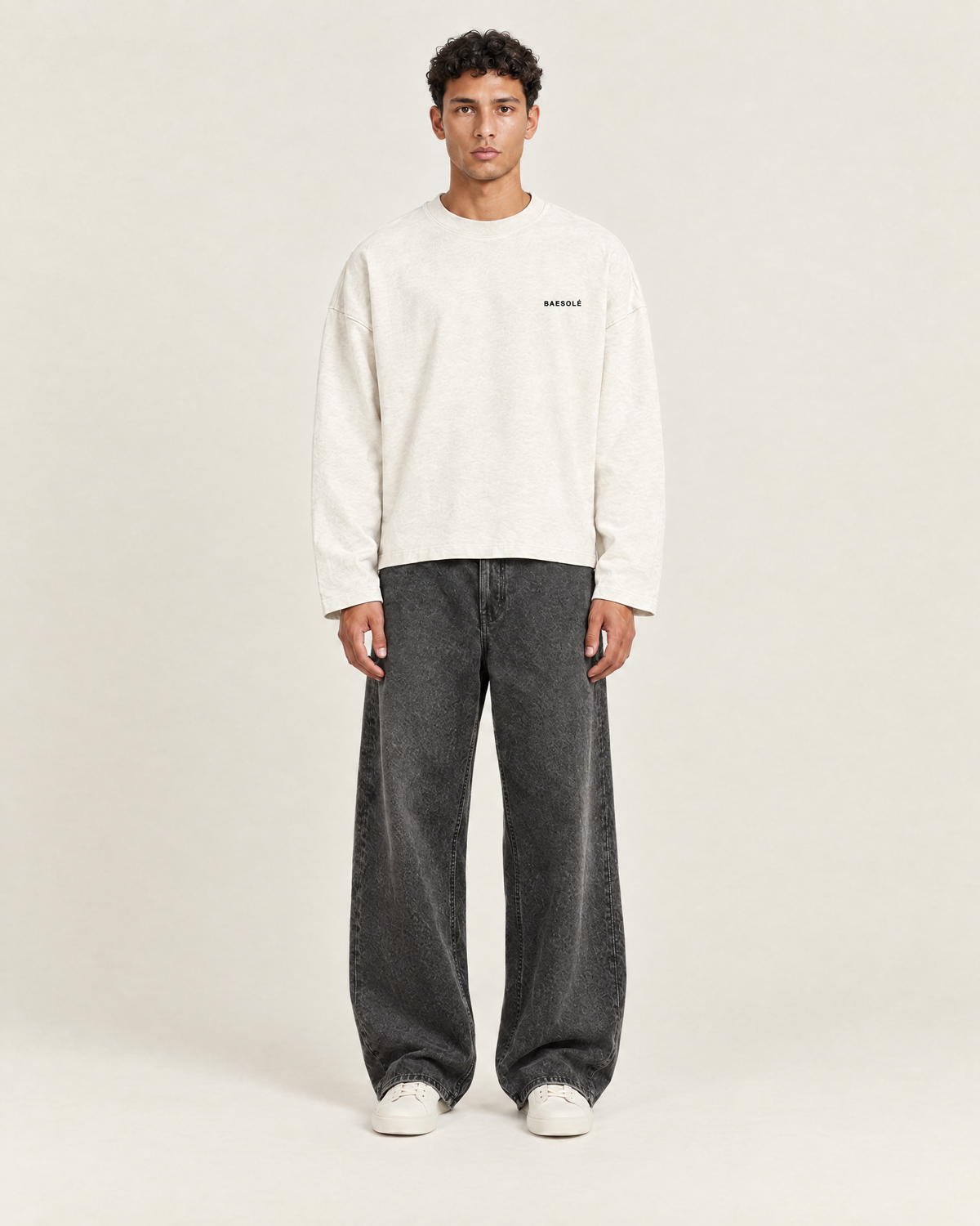 Fourfold Longsleeve Vintage Wit op model, voorkant