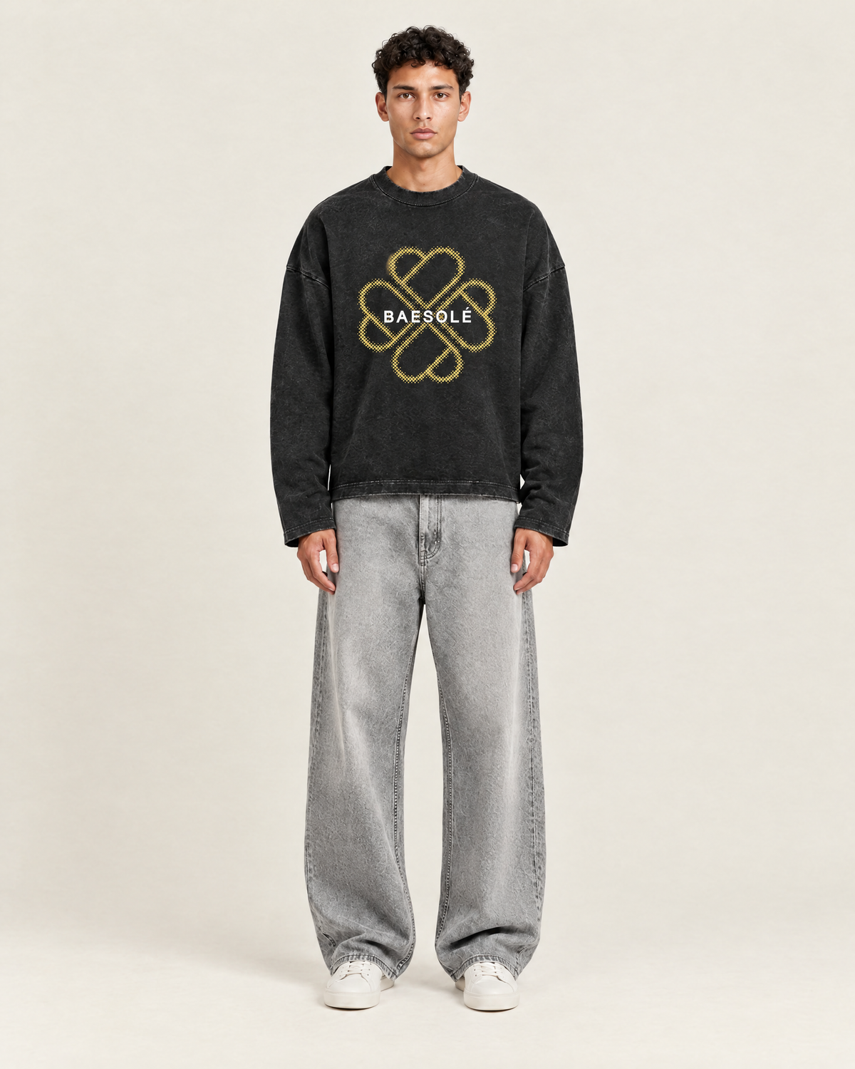 Facet Longsleeve Vintage Zwart op model, voorkant