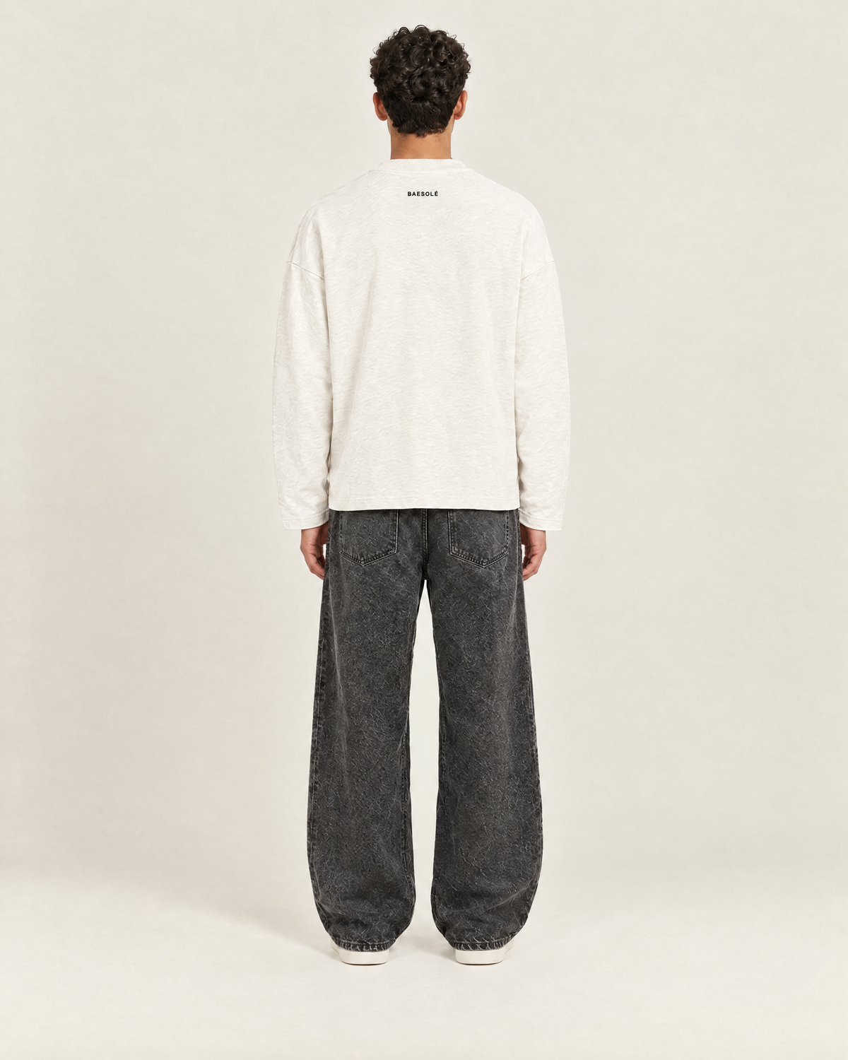 Facet Longsleeve Vintage Wit op model, achterkant