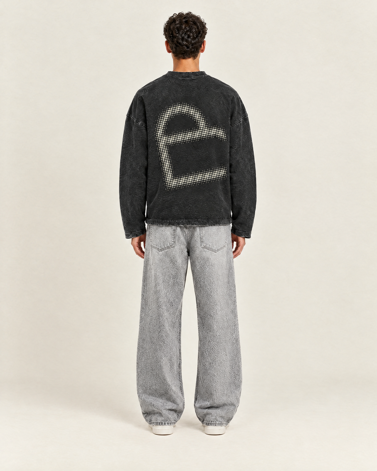 Overflow Longsleeve Vintage Zwart op model, achterkant