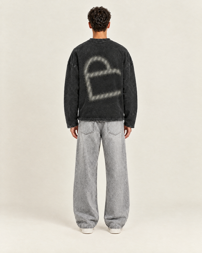 Overflow Longsleeve Vintage Zwart op model, achterkant