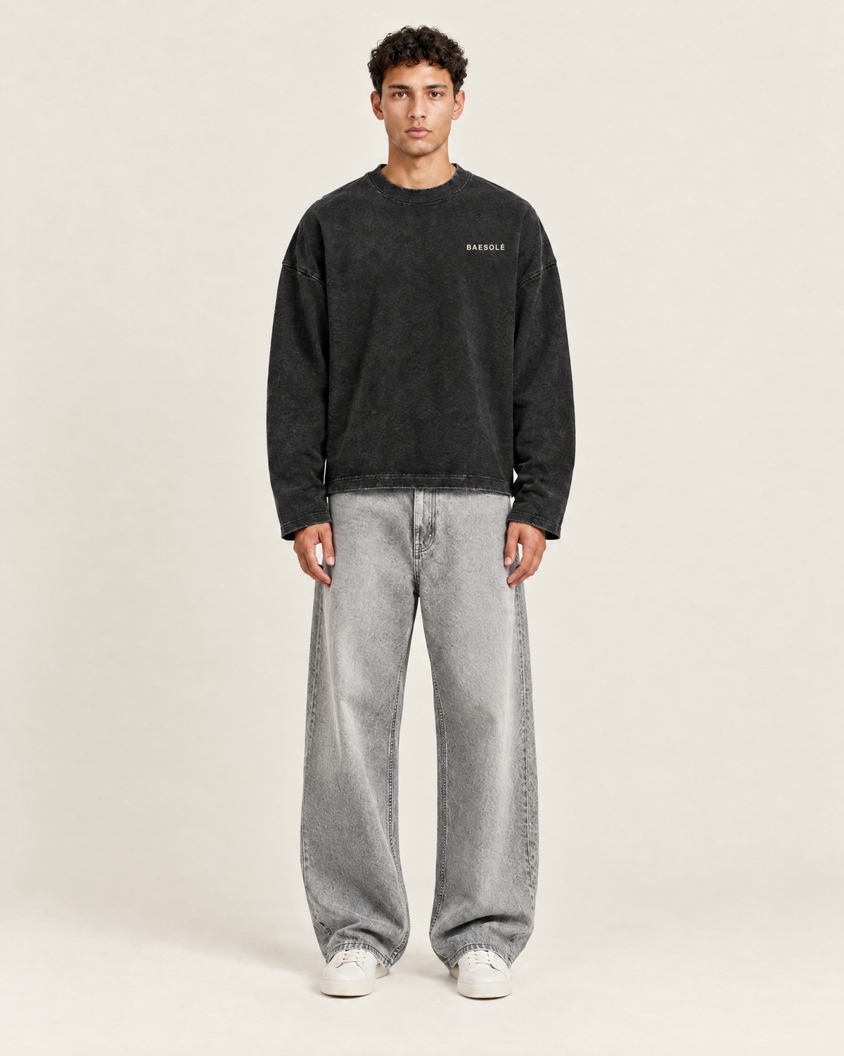 Overflow Longsleeve Vintage Zwart op model, voorkant