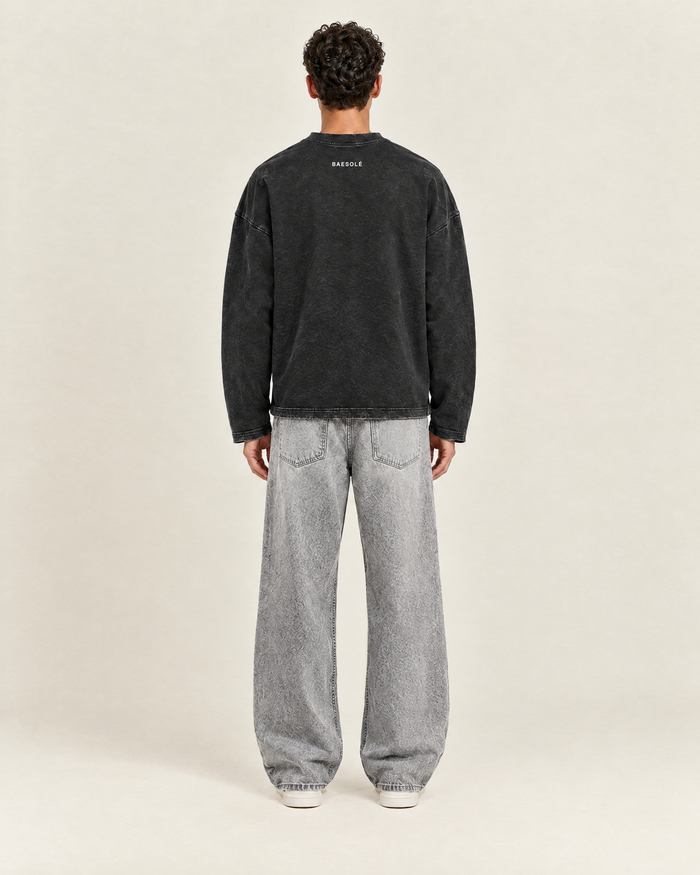 Hushed Longsleeve Vintage Zwart op model, achterkant