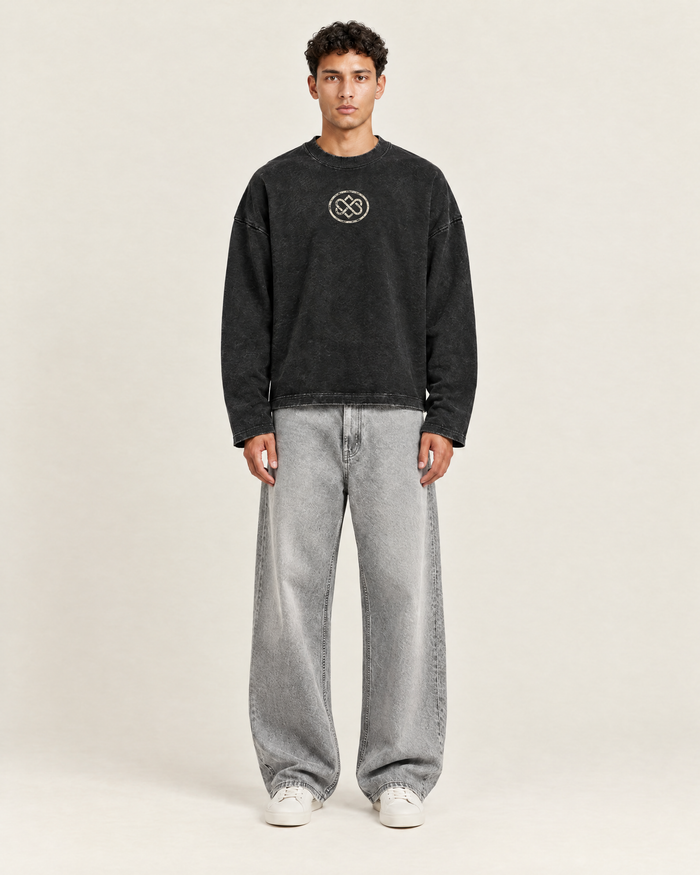 Hushed Longsleeve Vintage Zwart op model, voorkant