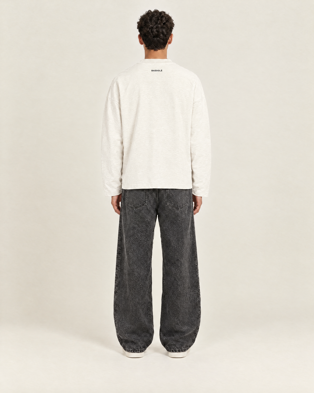 Hushed Longsleeve Vintage Wit op model, achterkant