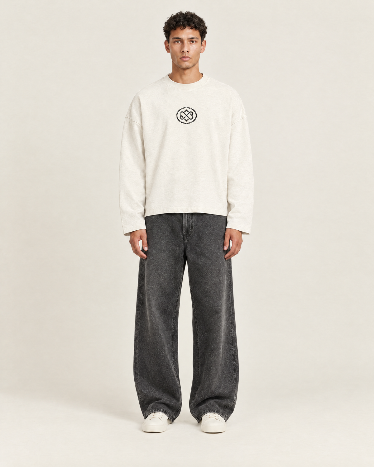 Hushed Longsleeve Vintage Wit op model, voorkant