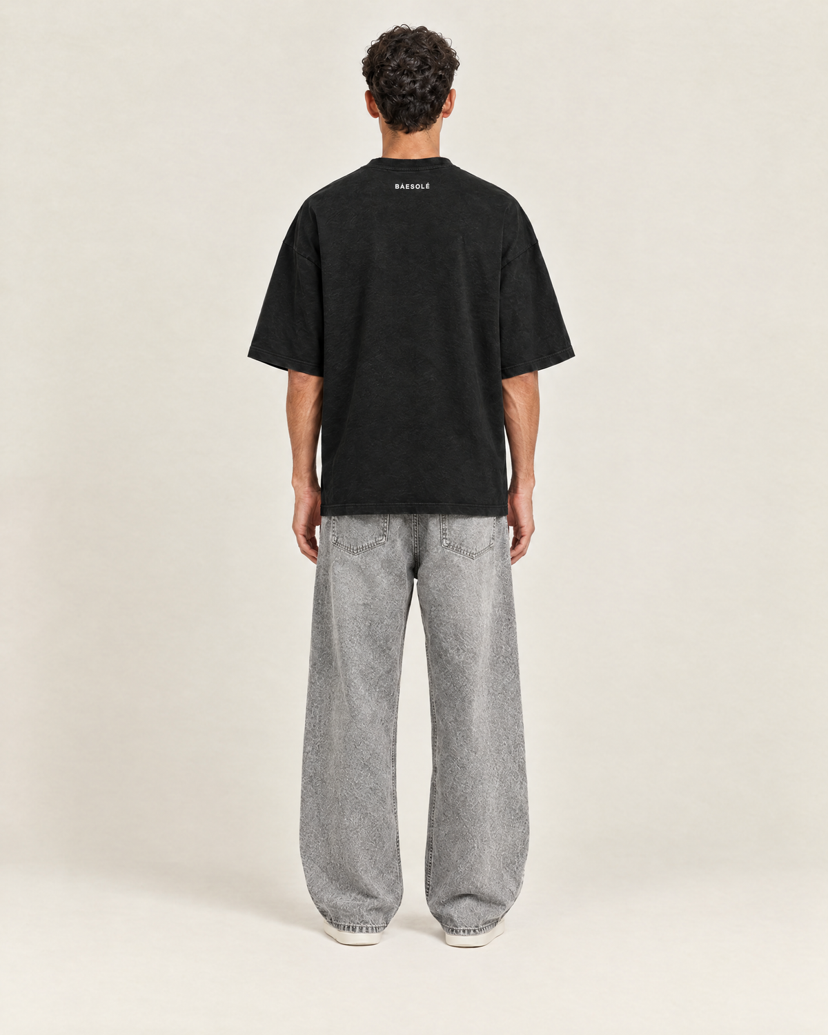 Facet T-shirt Zwart op model, achterkant