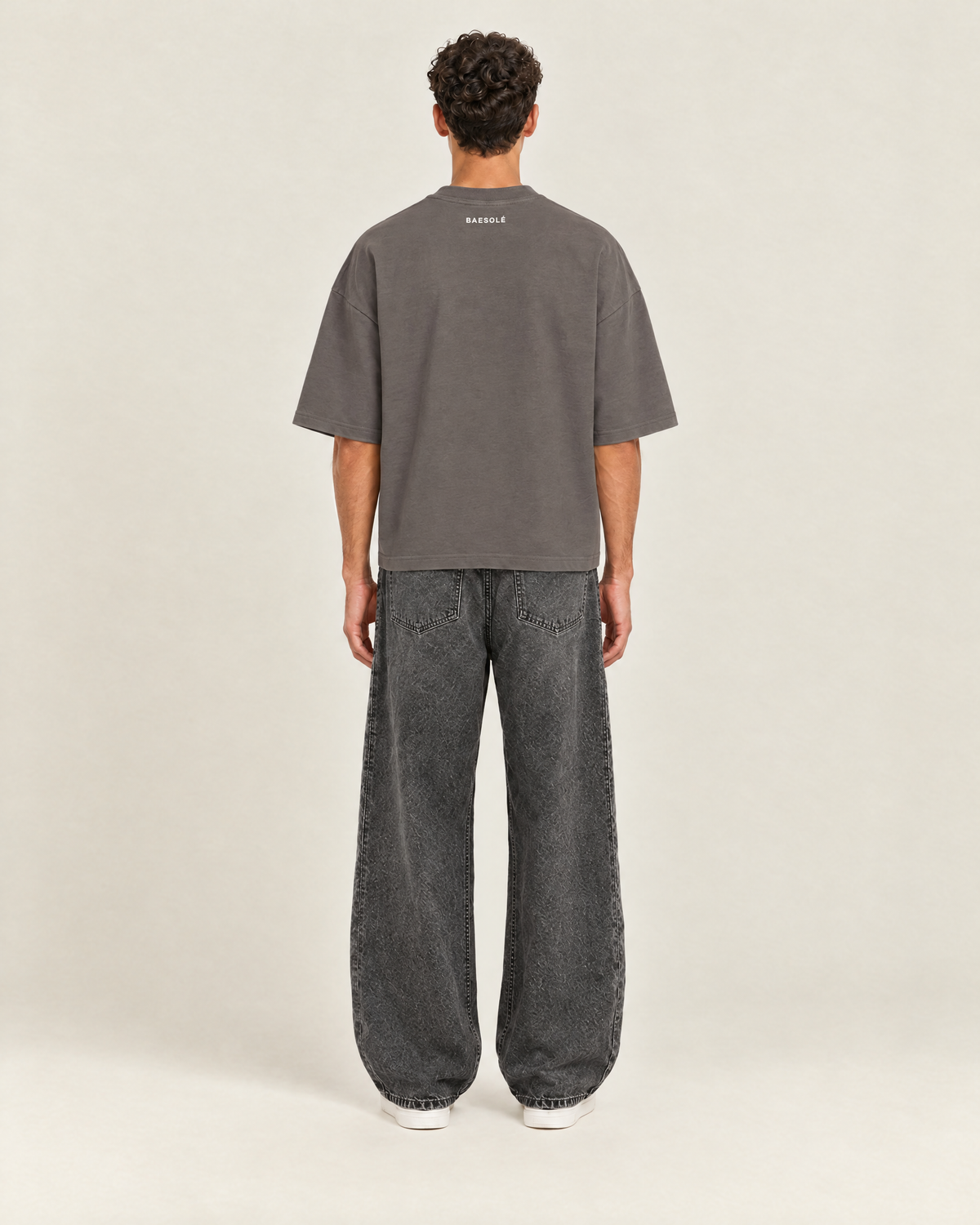 Facet T-shirt Stone Grey op model, achterkant