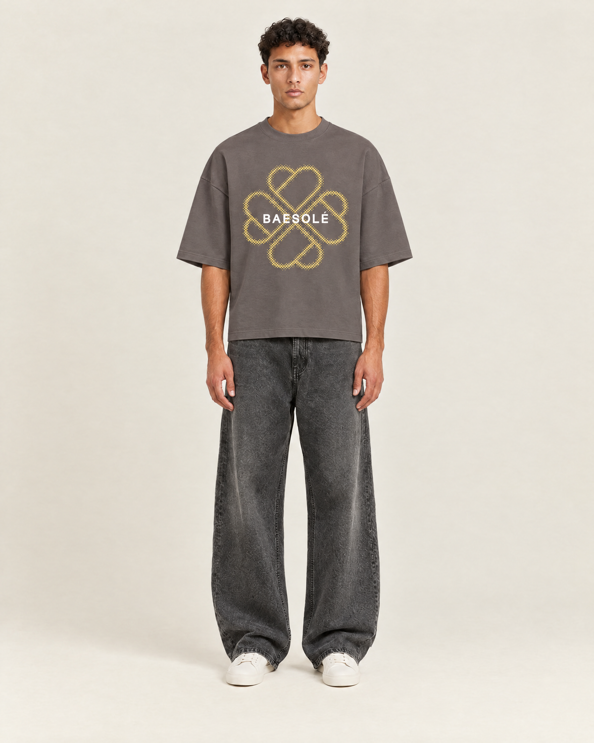 Facet T-shirt Stone Grey op model, voorkant