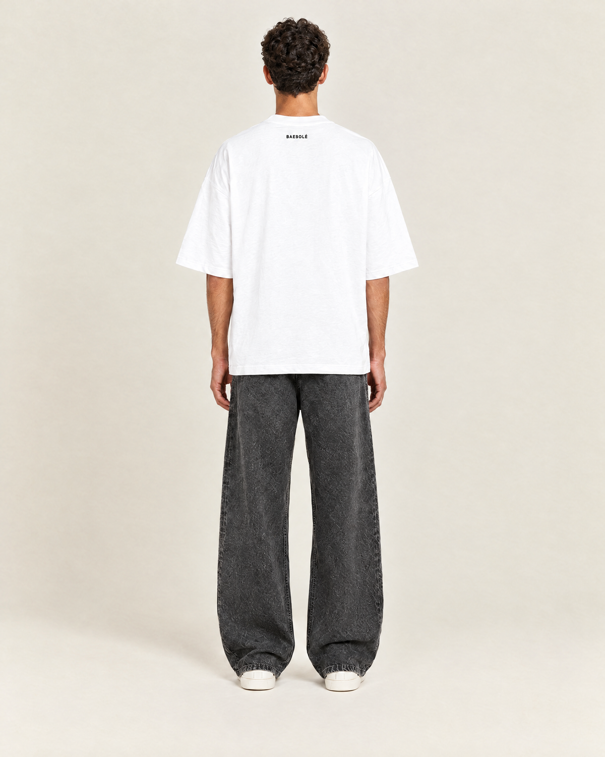 Facet T-shirt Wit op model, achterkant