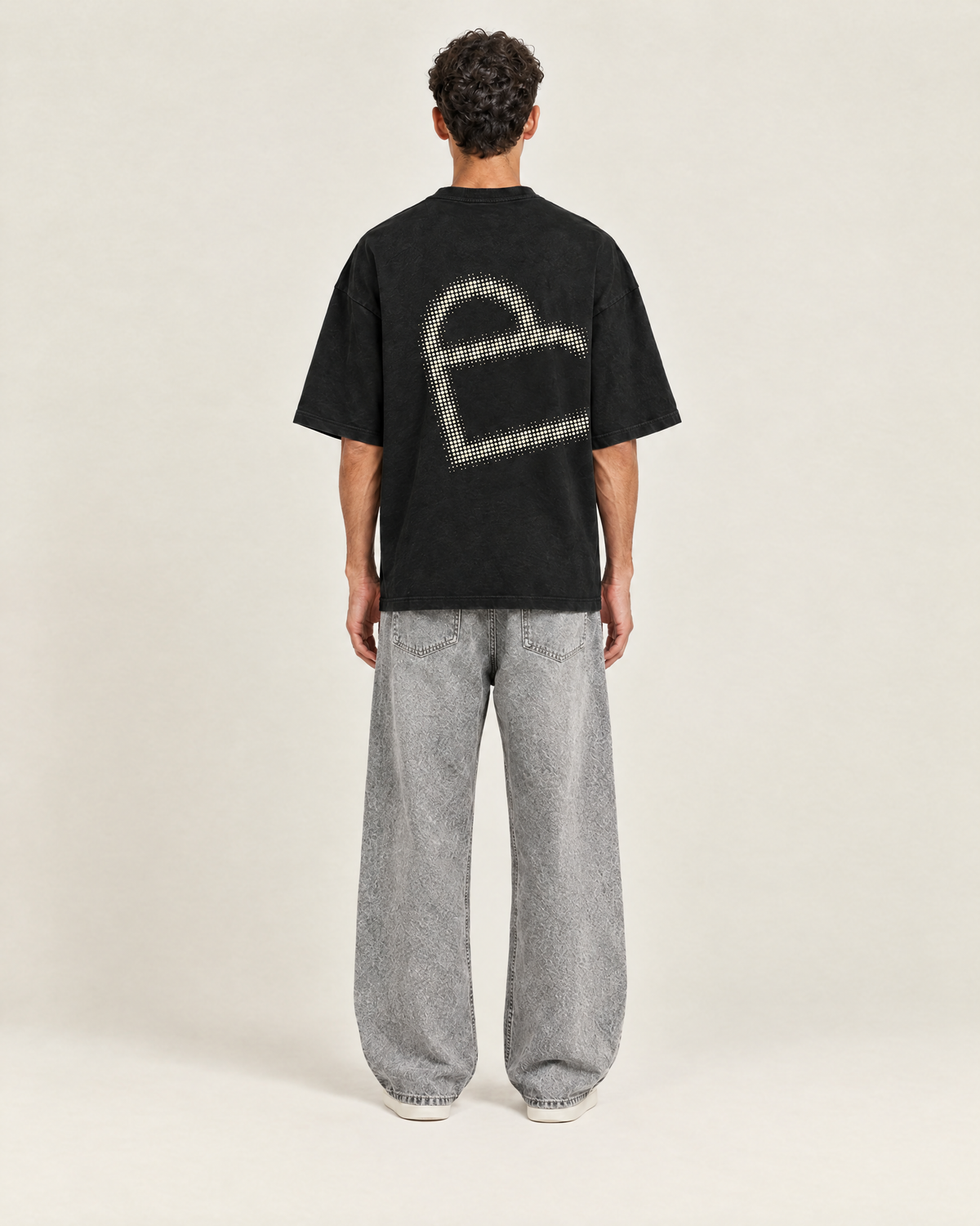 Overflow T-shirt Zwart op model, achterkant