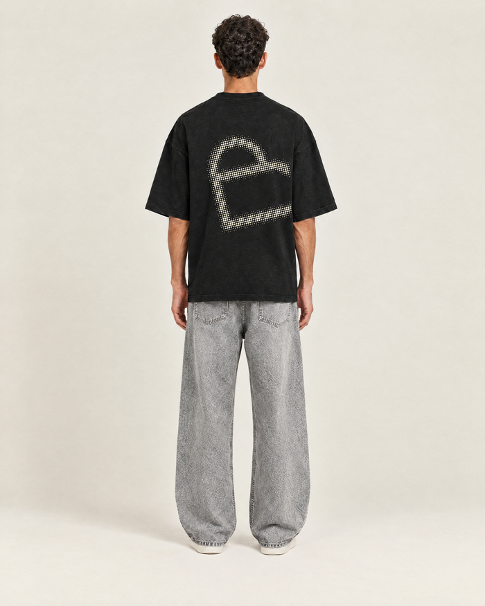 Overflow T-shirt Zwart op model, achterkant