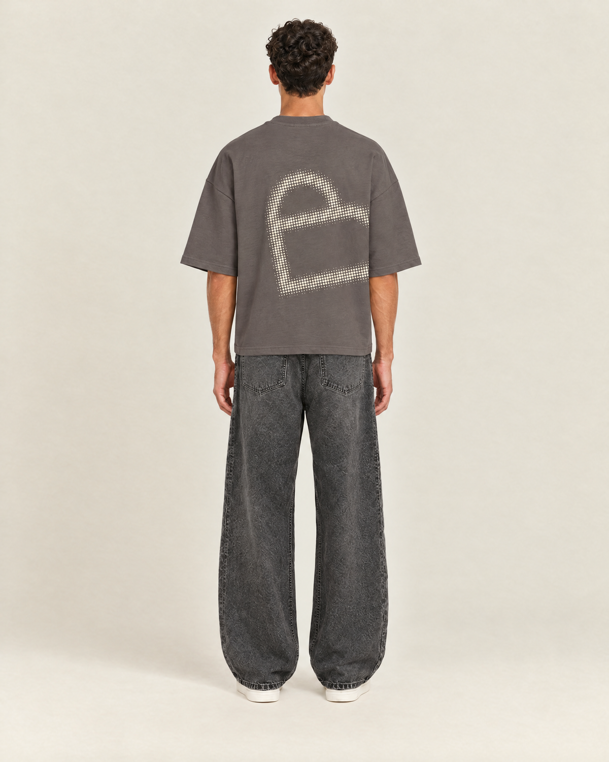 Overflow T-shirt Stone Grey op model, achterkant