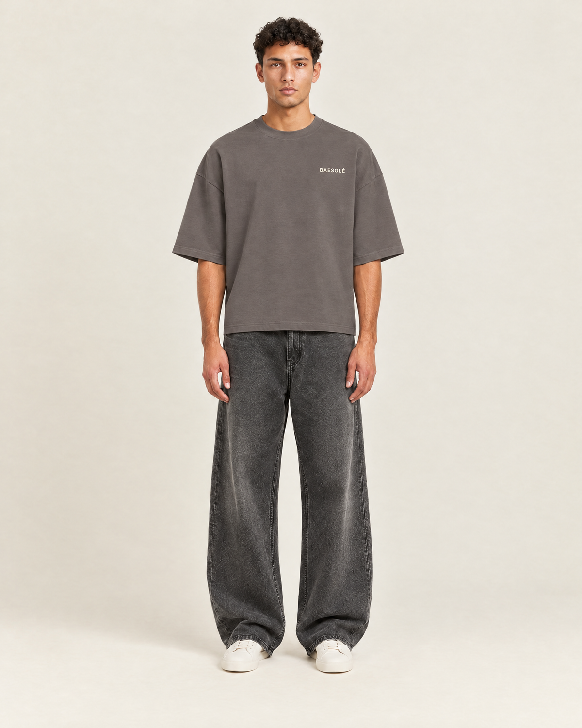 Overflow T-shirt Stone Grey op model, voorkant
