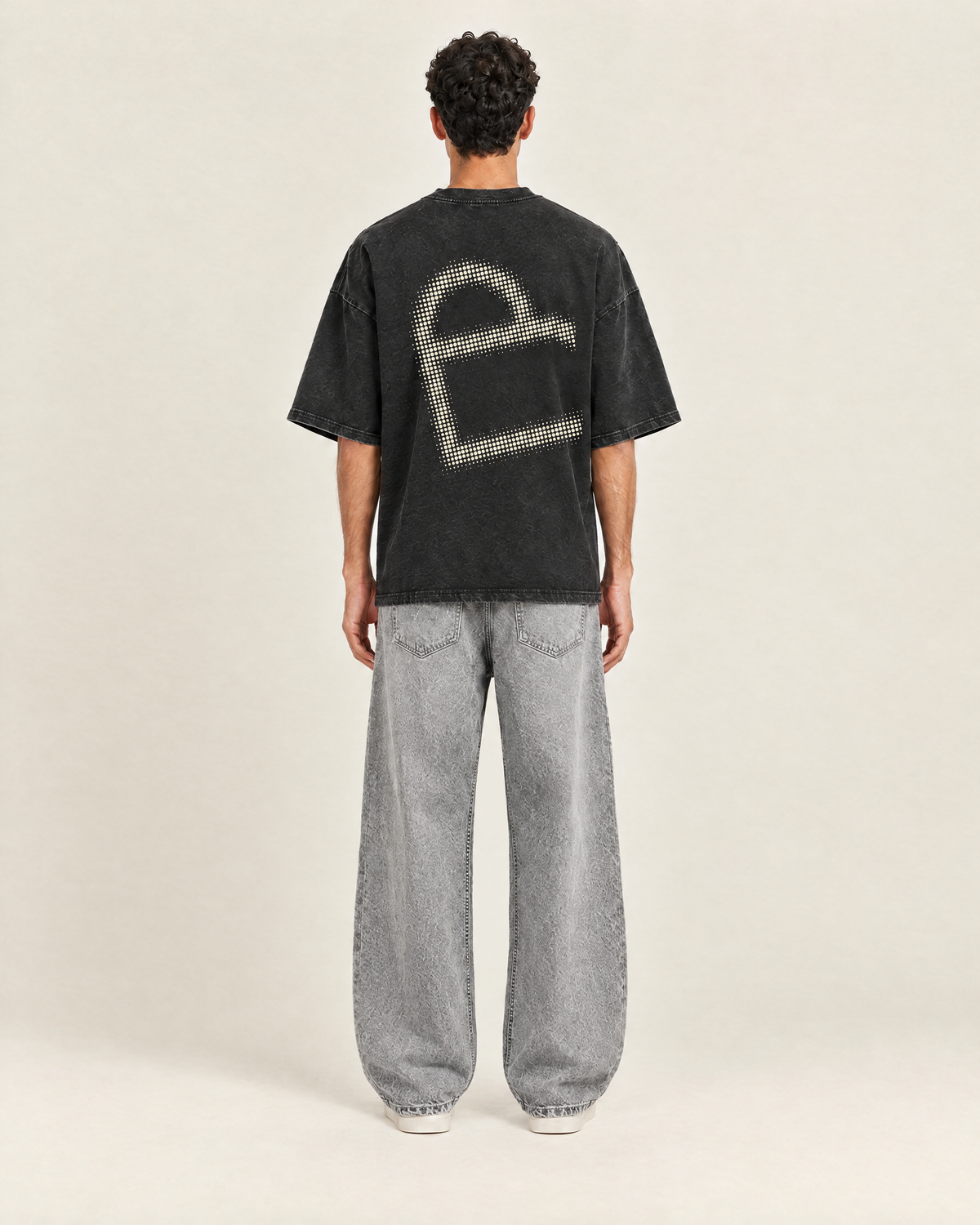 Overflow T-shirt Vintage Zwart op model, achterkant