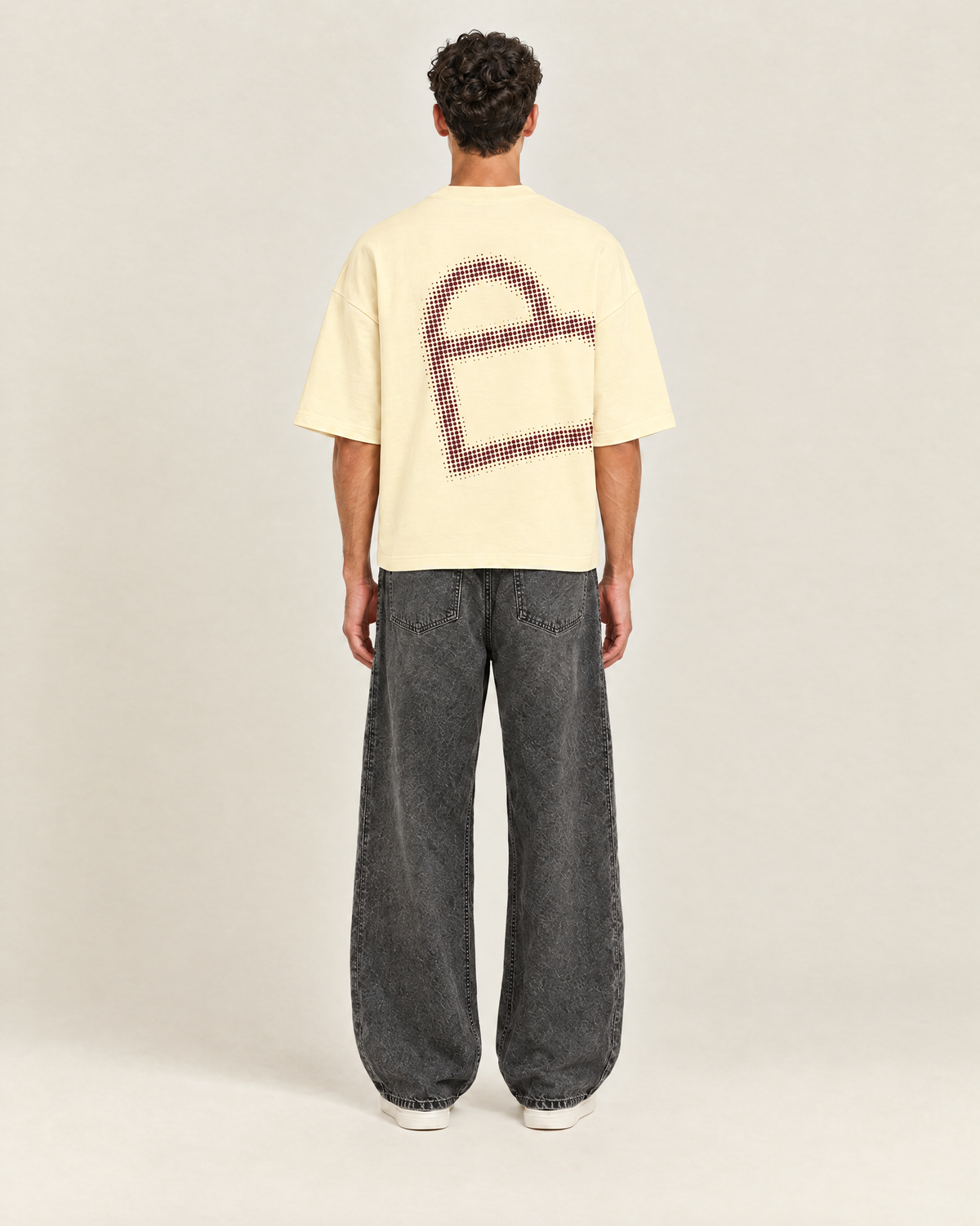 Overflow T-shirt Vanilla Cream op model, achterkant