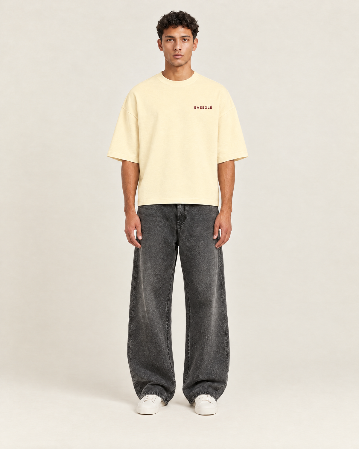 Overflow T-shirt Vanilla Cream op model, voorkant