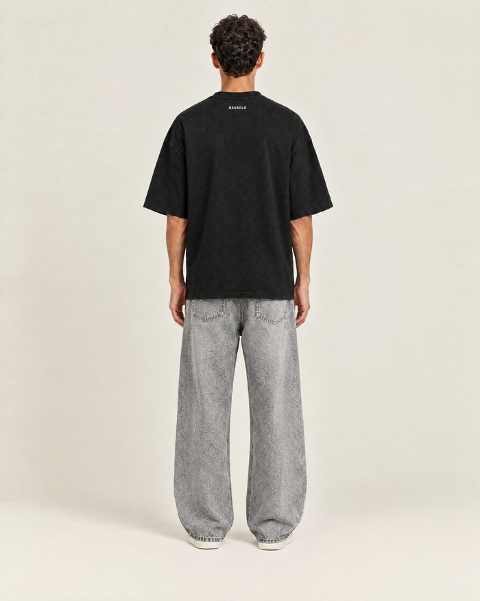 Hushed T-shirt Zwart op model, achterkant