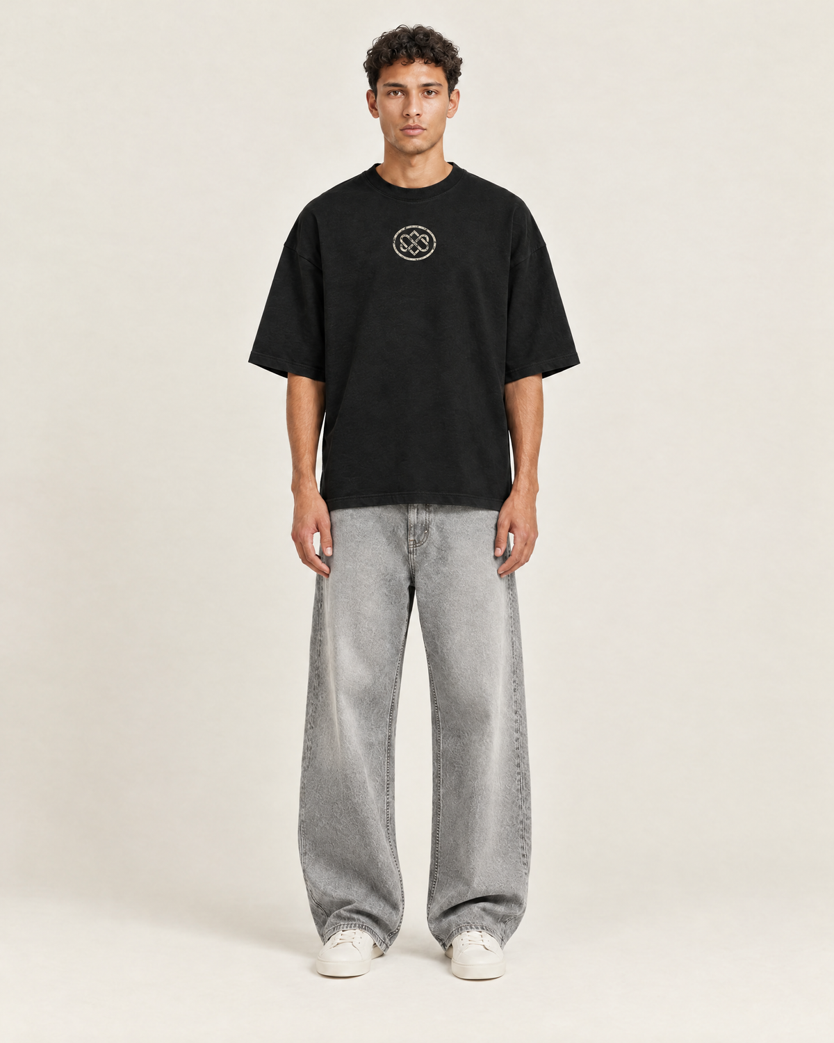 Hushed T-shirt Zwart op model, voorkant